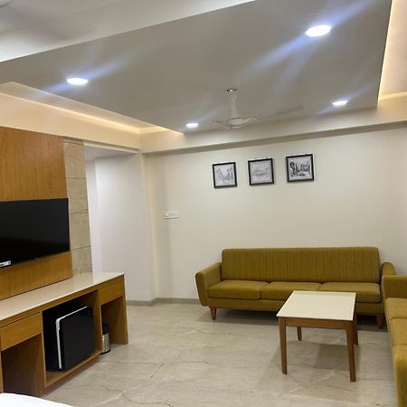 Hotel Flourish International Ahmedabad Esterno foto