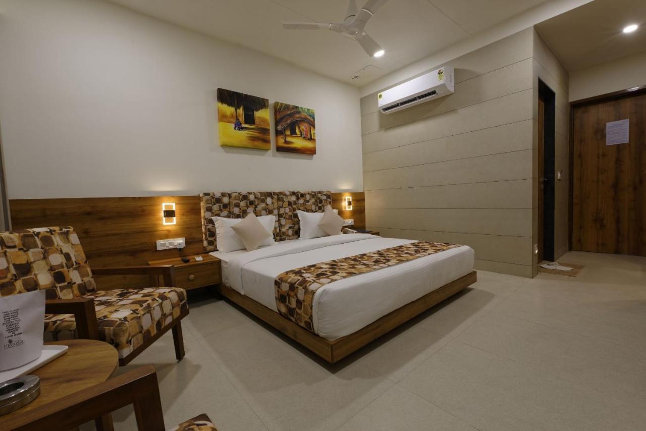 Hotel Flourish International Ahmedabad Esterno foto