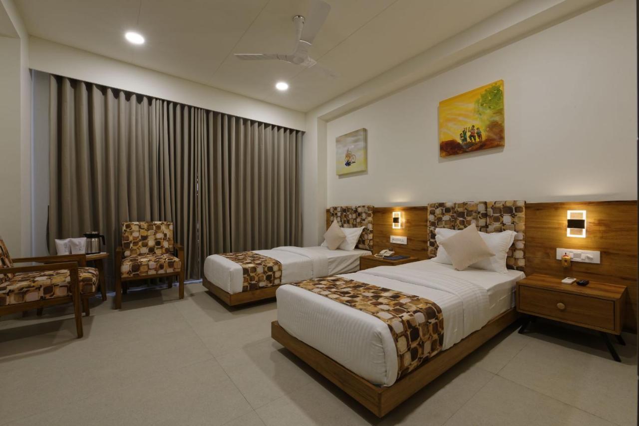 Hotel Flourish International Ahmedabad Esterno foto