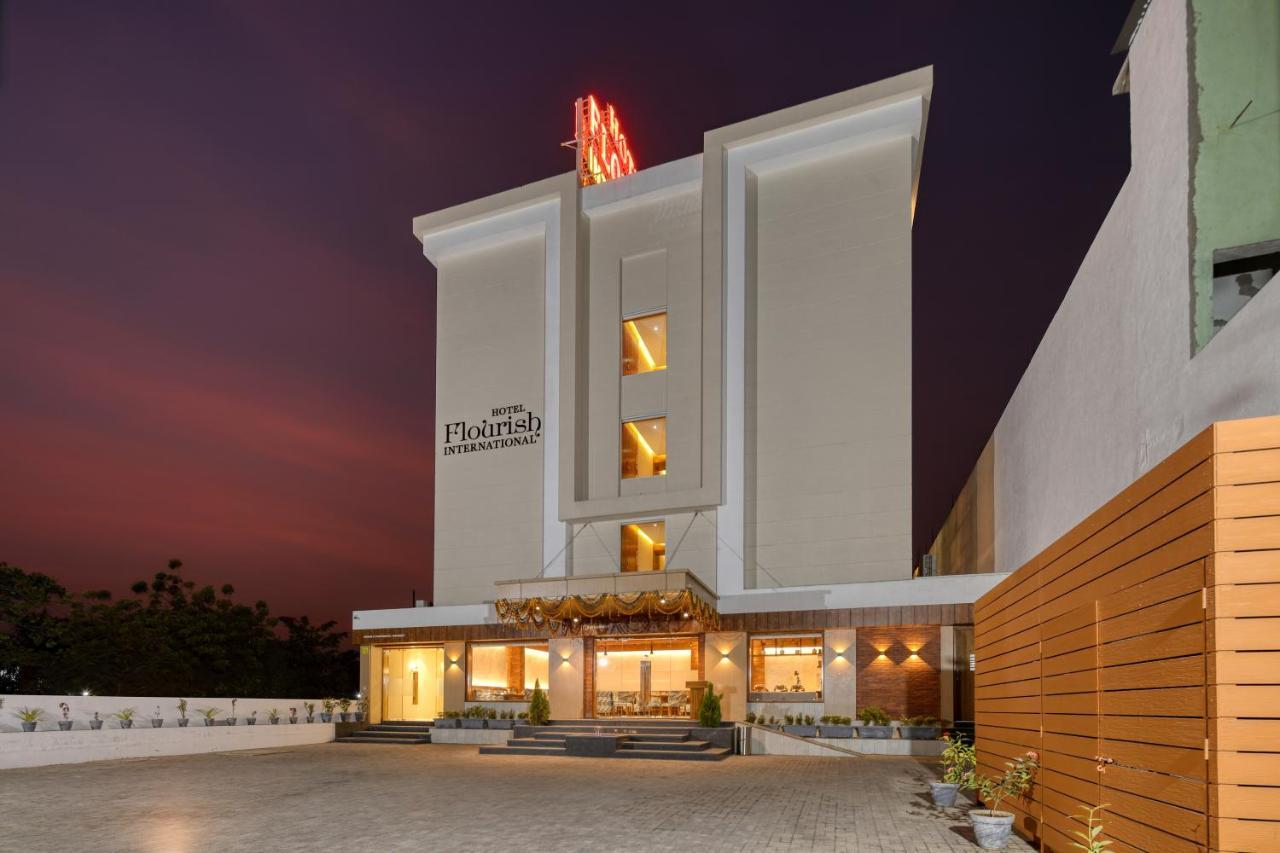 Hotel Flourish International Ahmedabad Esterno foto