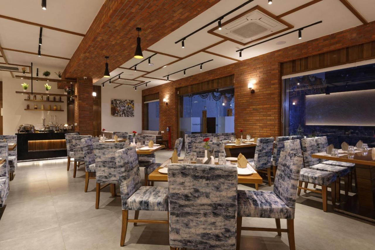 Hotel Flourish International Ahmedabad Esterno foto