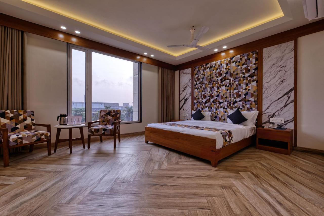 Hotel Flourish International Ahmedabad Esterno foto