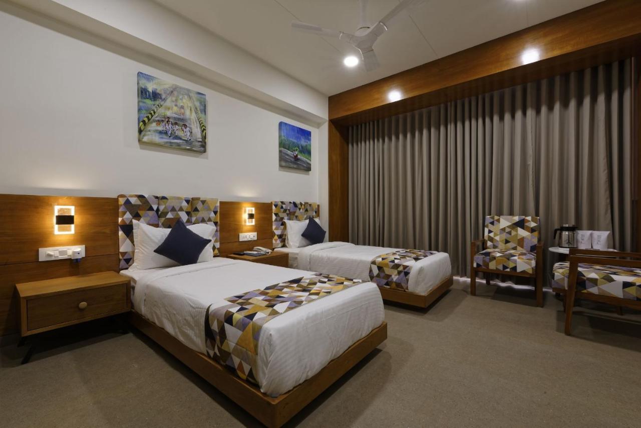 Hotel Flourish International Ahmedabad Esterno foto