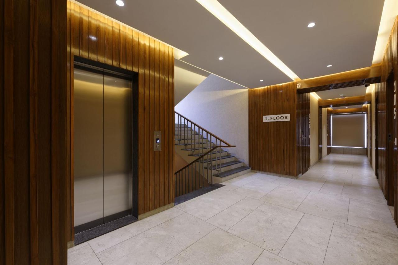 Hotel Flourish International Ahmedabad Esterno foto