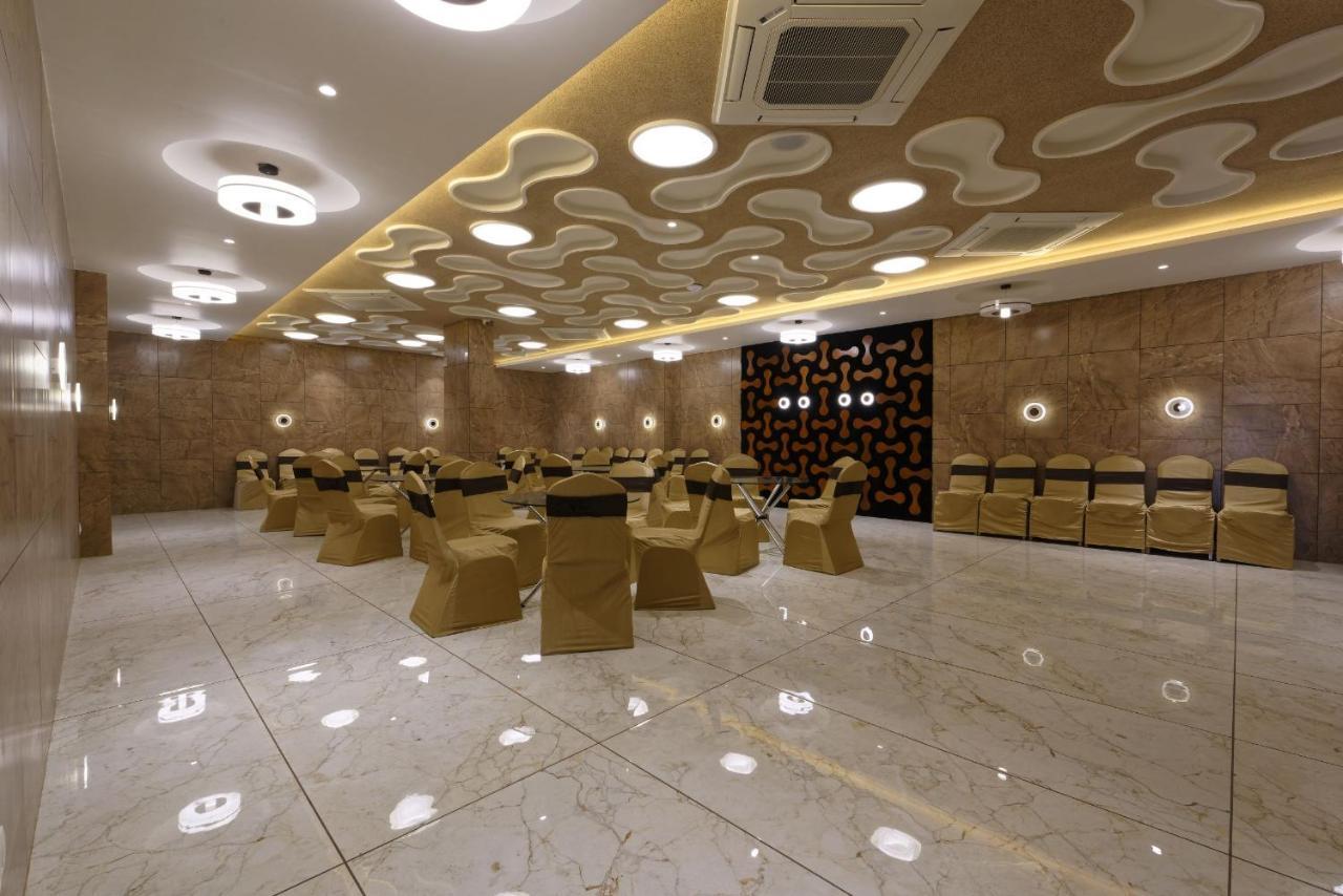 Hotel Flourish International Ahmedabad Esterno foto