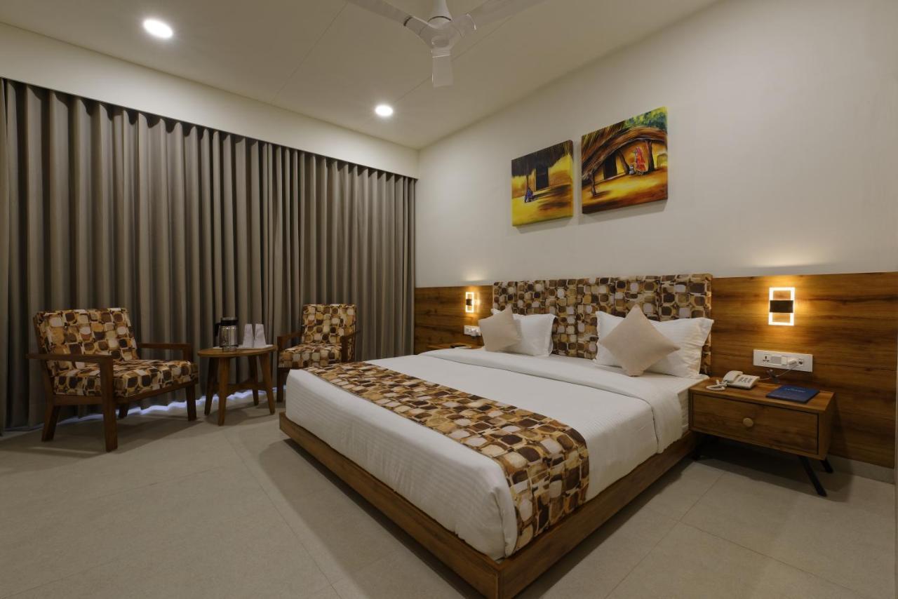 Hotel Flourish International Ahmedabad Esterno foto
