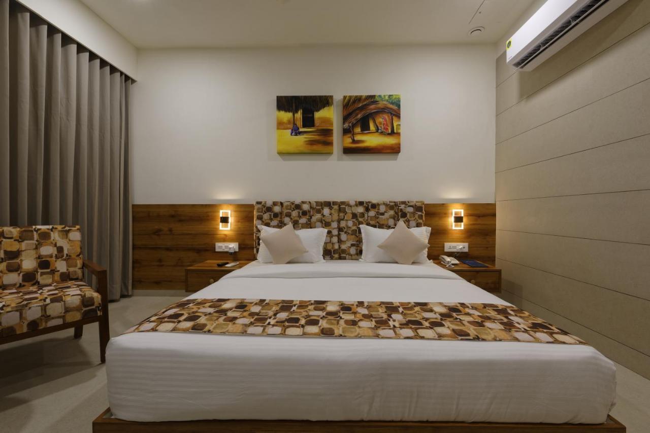 Hotel Flourish International Ahmedabad Esterno foto
