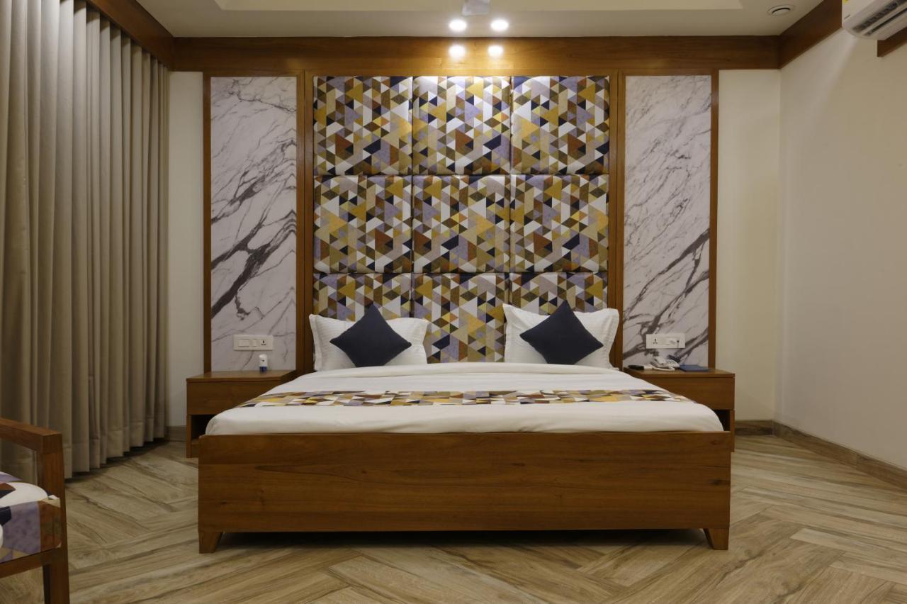 Hotel Flourish International Ahmedabad Esterno foto
