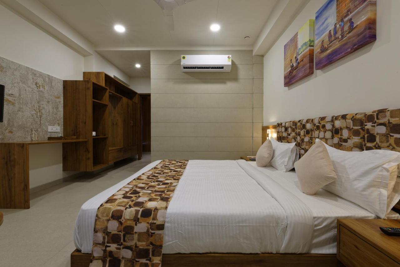 Hotel Flourish International Ahmedabad Esterno foto