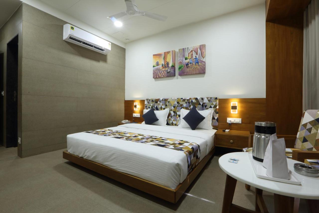 Hotel Flourish International Ahmedabad Esterno foto