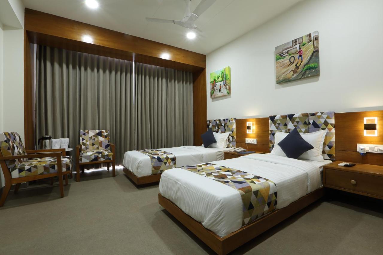 Hotel Flourish International Ahmedabad Esterno foto
