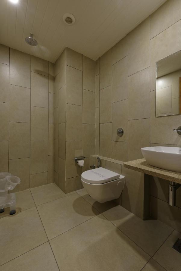 Hotel Flourish International Ahmedabad Esterno foto