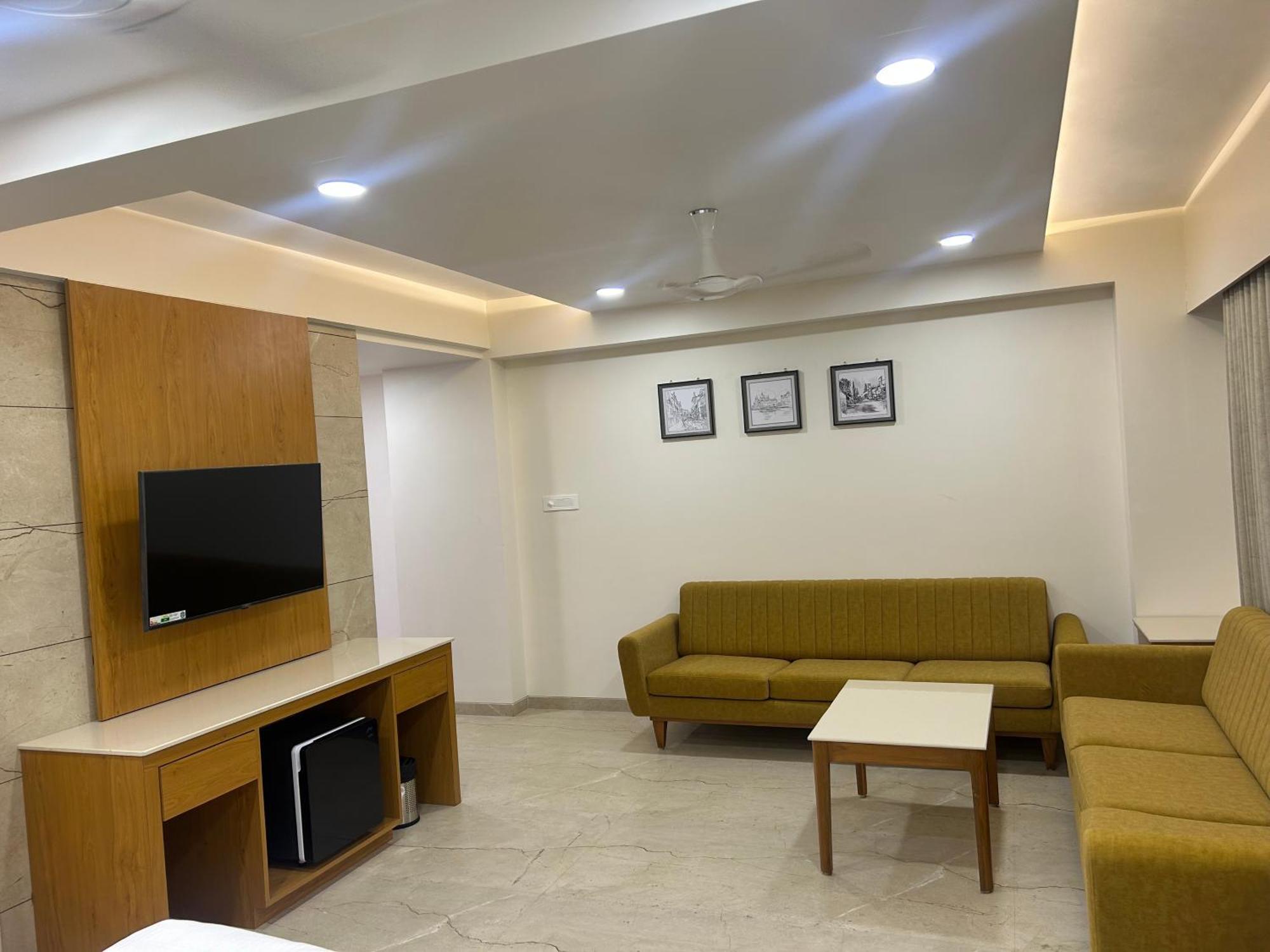 Hotel Flourish International Ahmedabad Esterno foto