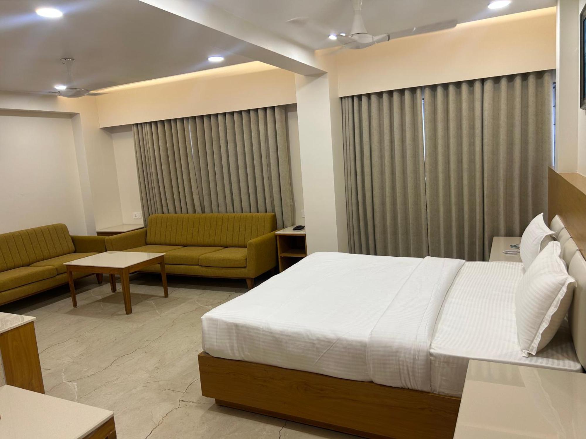 Hotel Flourish International Ahmedabad Esterno foto