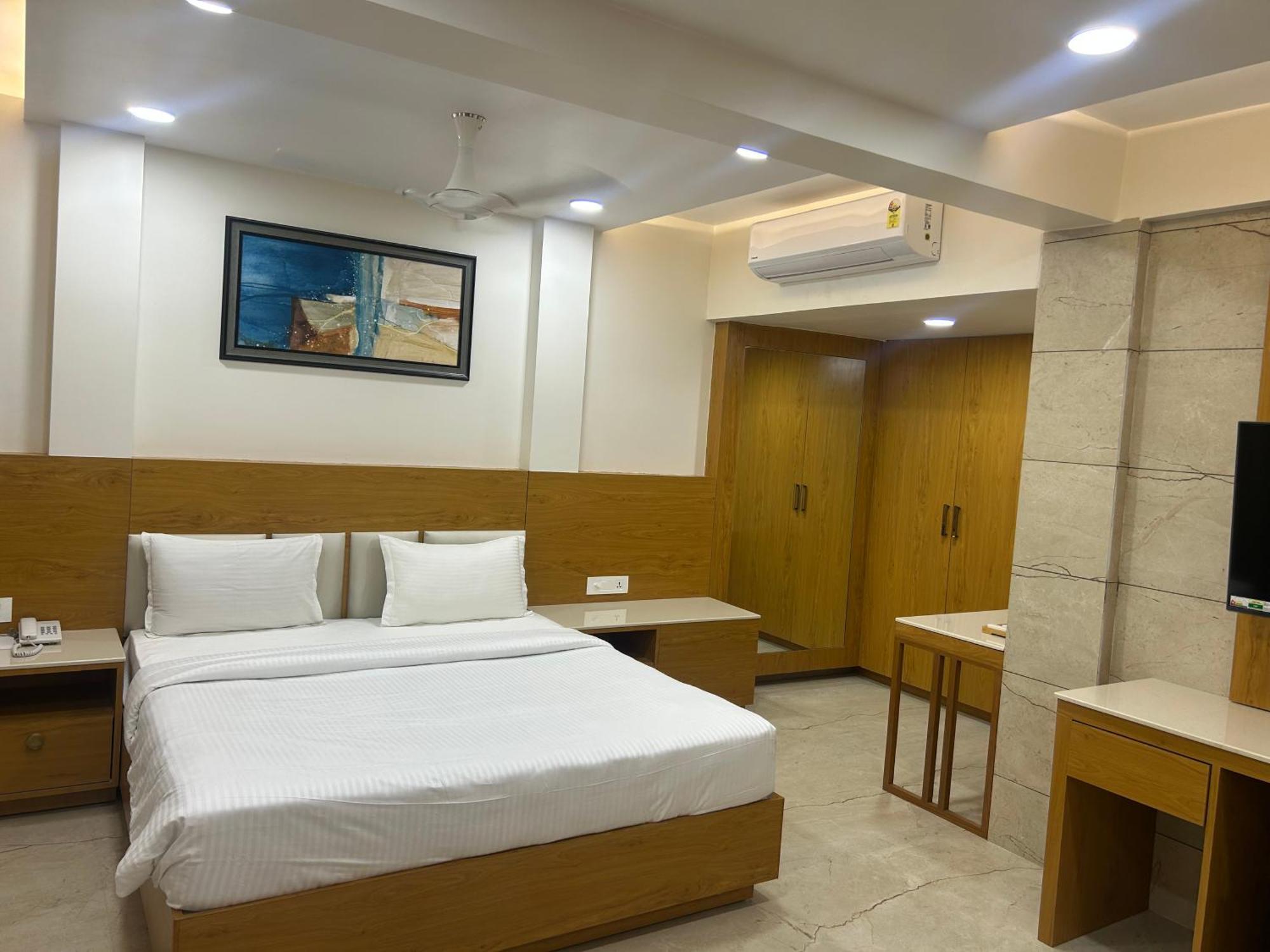 Hotel Flourish International Ahmedabad Esterno foto