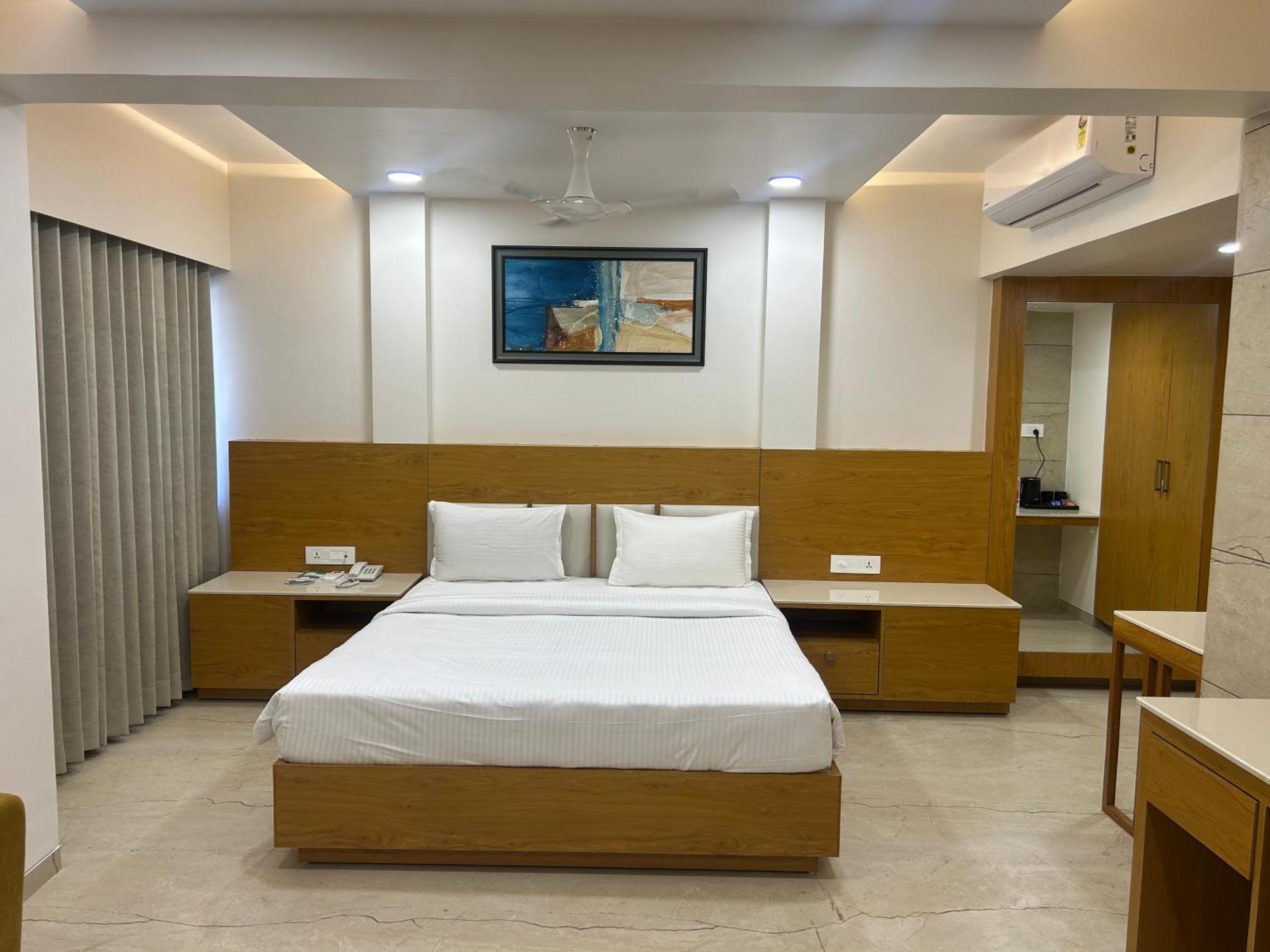 Hotel Flourish International Ahmedabad Esterno foto