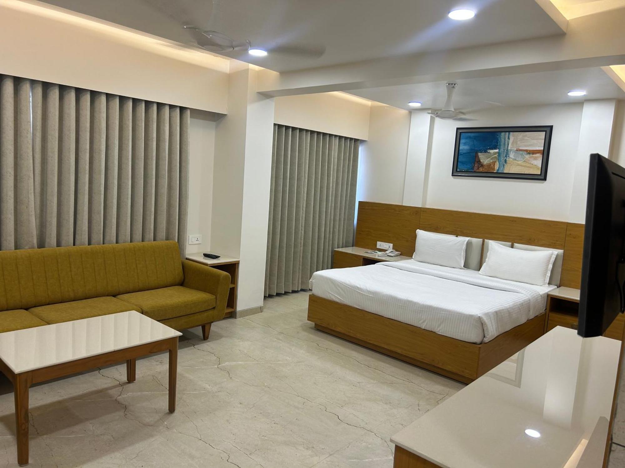 Hotel Flourish International Ahmedabad Esterno foto